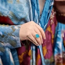 انگشتر نقره زنانه عقیق آبی با نقش یاعلی — تصویر ۲