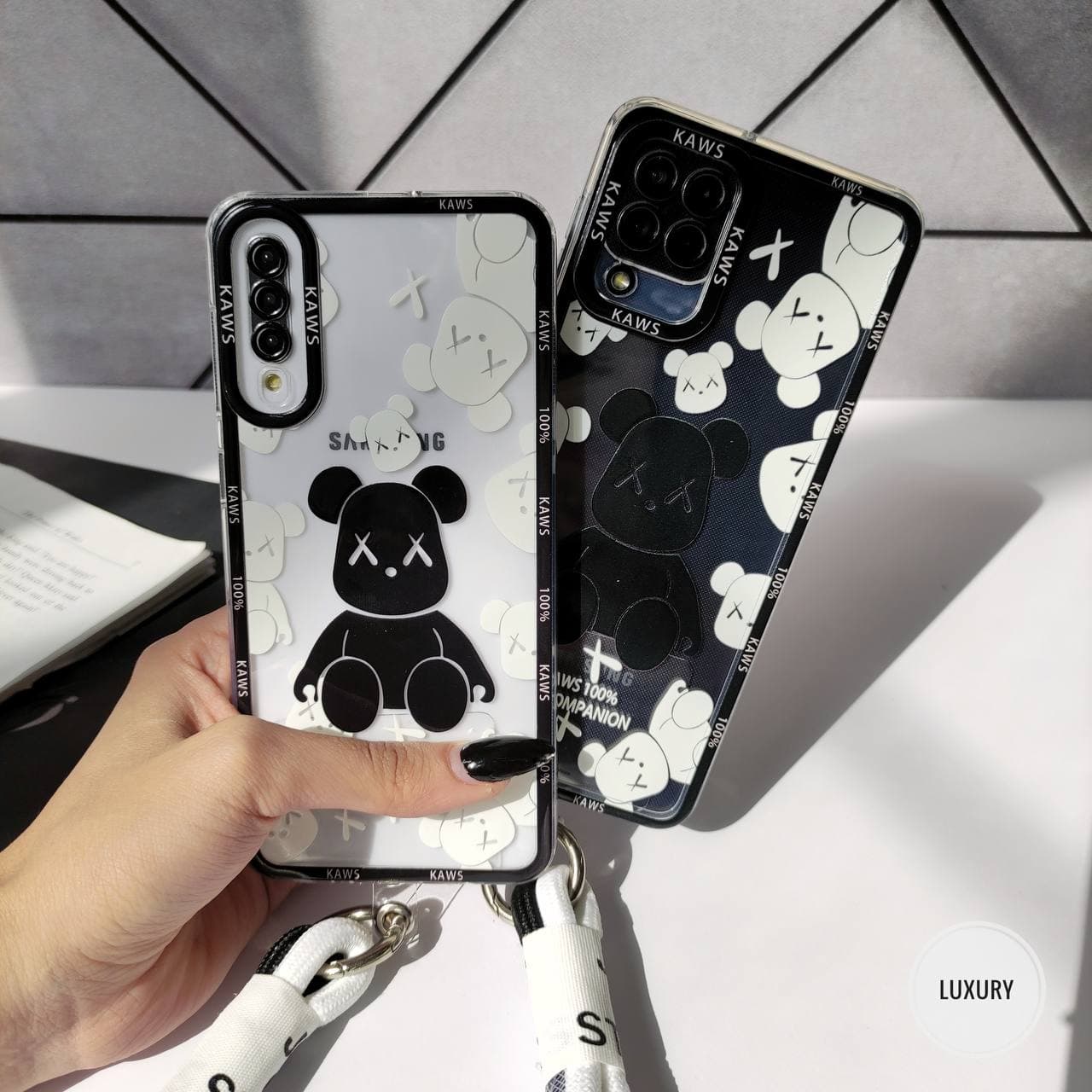 قاب KAWS برجسته با بند لندیارد (آیفون سامسونگ شیائومی) — تصویر ۲