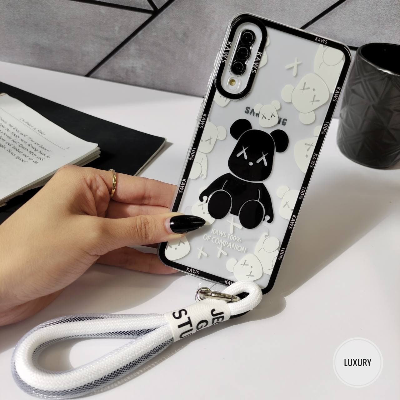 قاب KAWS برجسته با بند لندیارد (آیفون سامسونگ شیائومی) — تصویر ۳