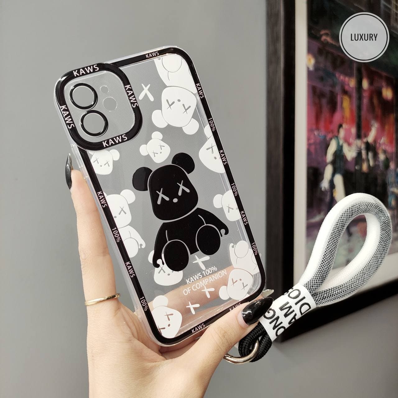 قاب KAWS برجسته با بند لندیارد (آیفون سامسونگ شیائومی) — تصویر ۴
