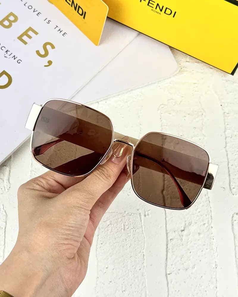 عينک آفتابی زنانه فندی مدل FENDI FE40109U (sl) — تصویر ۴