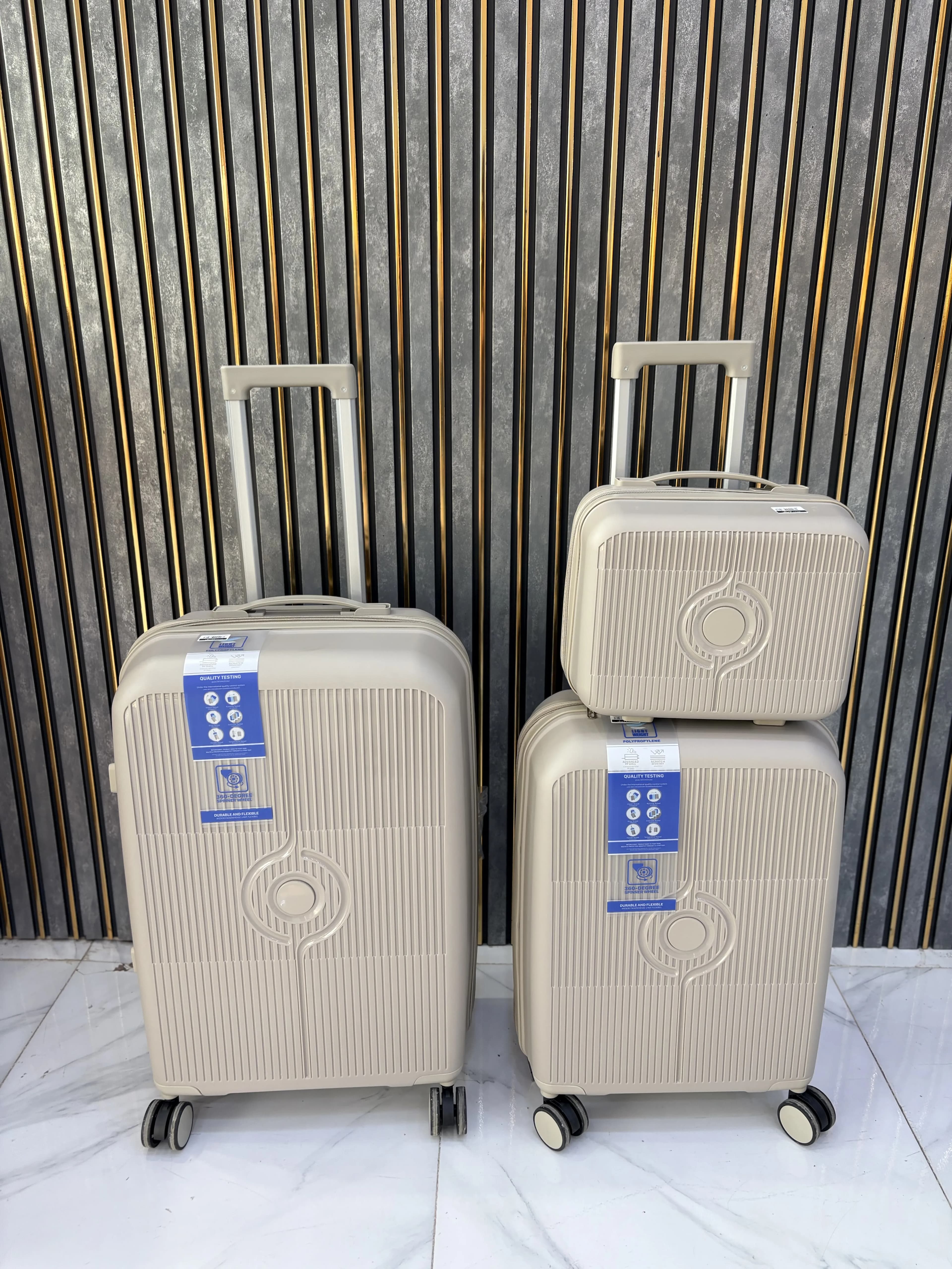 چمدان چهار چرخ بدنه شیاردار نشکن تک سایز و وارداتی (x) — تصویر ۸