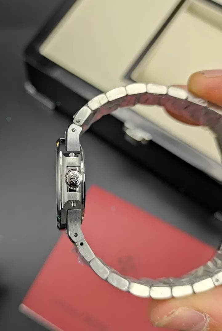 ساعت مچی پتک فیلیپ ناتیلوس مردانه صفحه زرد Patek Philippe — تصویر ۶