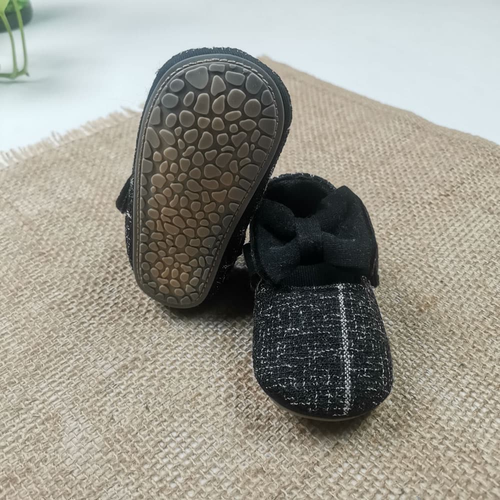 پاپوش نوزادی دخترانه طرح پاپیون دار بند دار چسبی مشکی رنگ — تصویر ۷