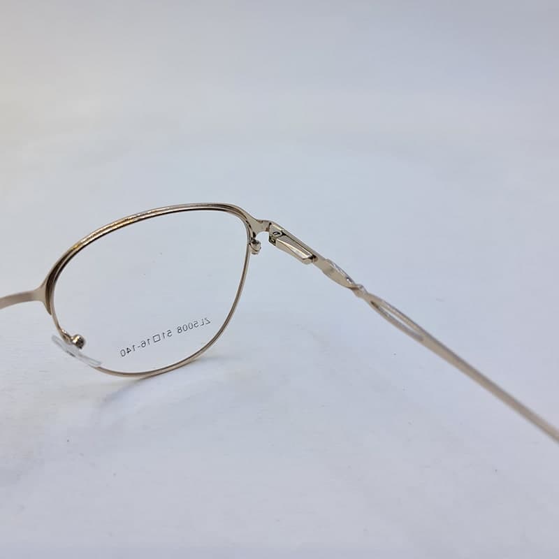 عینک طبی گرد طلایی و یاسی رنگ با دسته فنری و فریم فلزی مدل 5008 — تصویر ۵