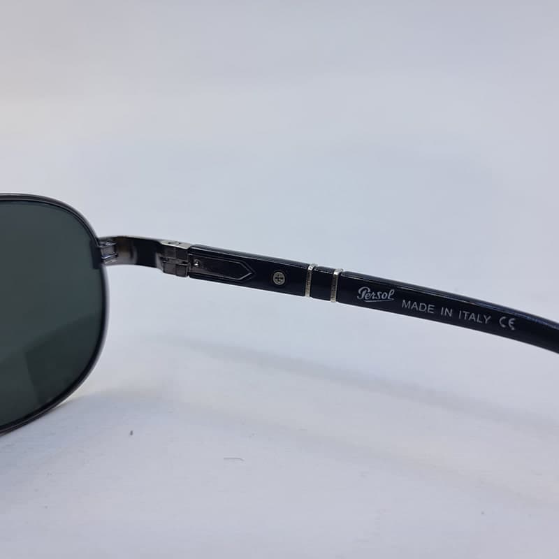 عینک آفتابی خلبانی Persol با عدسی سنگ و فریم نوک مدادی مدل 2404S — تصویر ۴