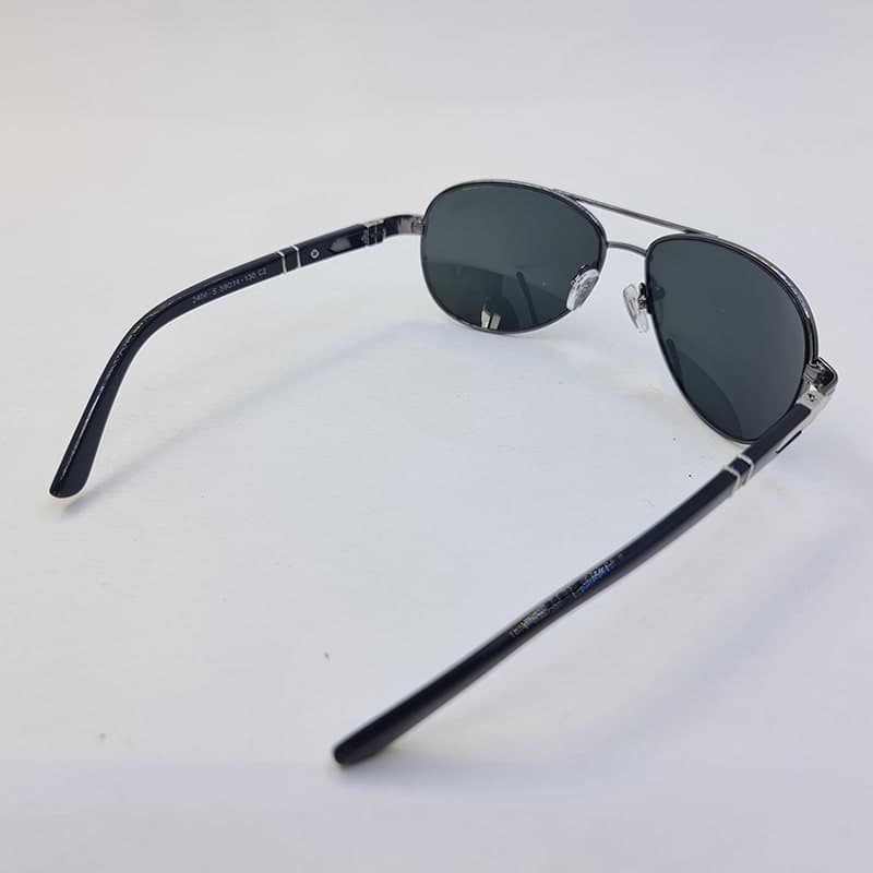 عینک آفتابی خلبانی Persol با عدسی سنگ و فریم نوک مدادی مدل 2404S — تصویر ۵