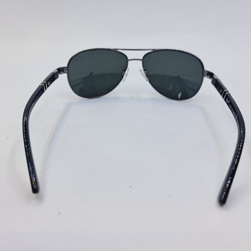 عینک آفتابی خلبانی Persol با عدسی سنگ و فریم نوک مدادی مدل 2404S — تصویر ۳