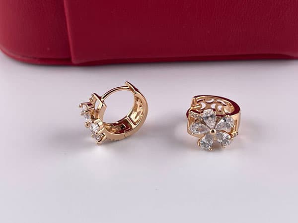 گوشواره ژوپینگ حلقه ای طرح گل فول نگین — تصویر ۳
