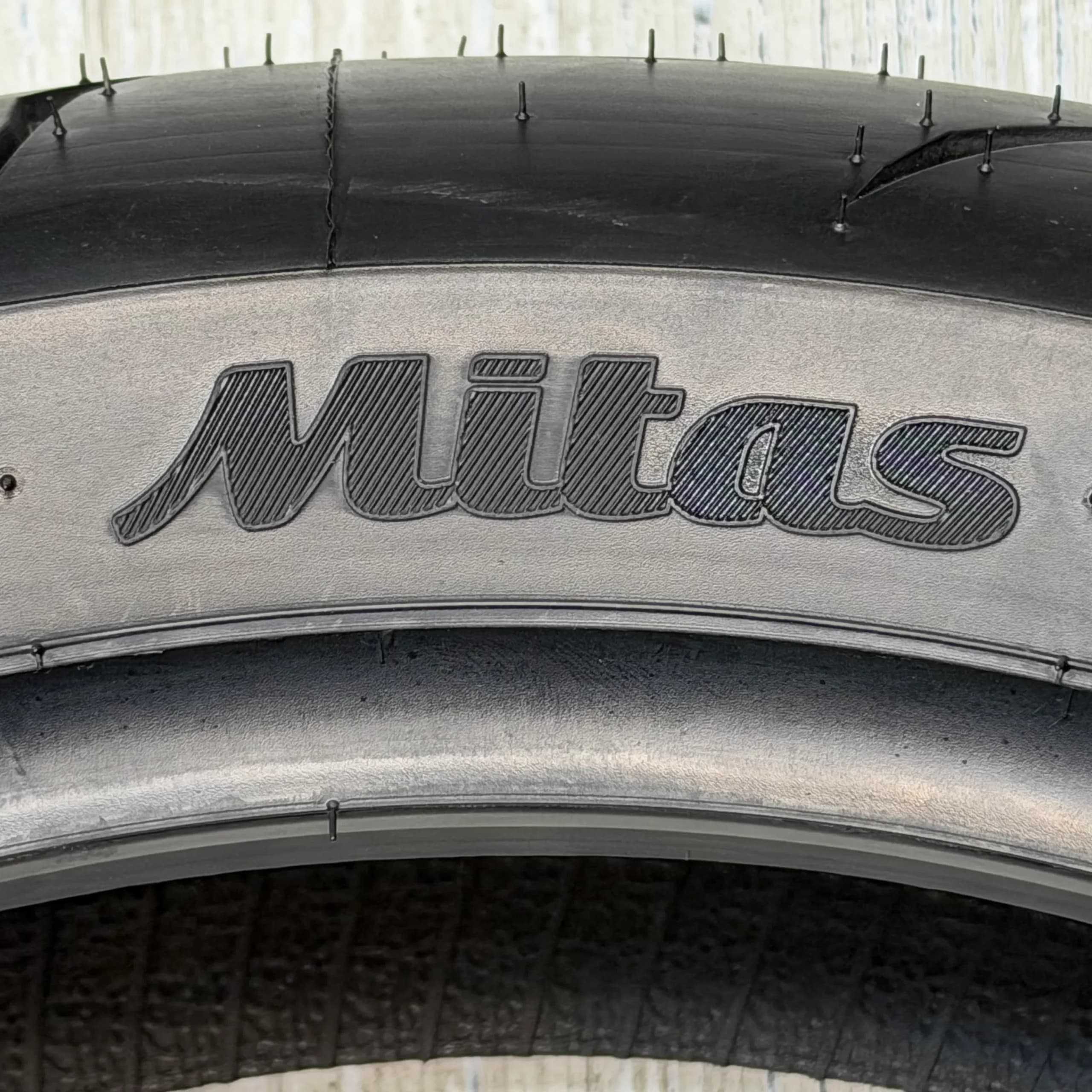 لاستیک میتاس 140/70/17 گل خلوت اسپرت فورس پلاس / + MITAS SPORT FORCE / ساخت اروپا کشور اسلوونی اصل / مناسب چرخ عقب کد 200552 — تصویر ۳