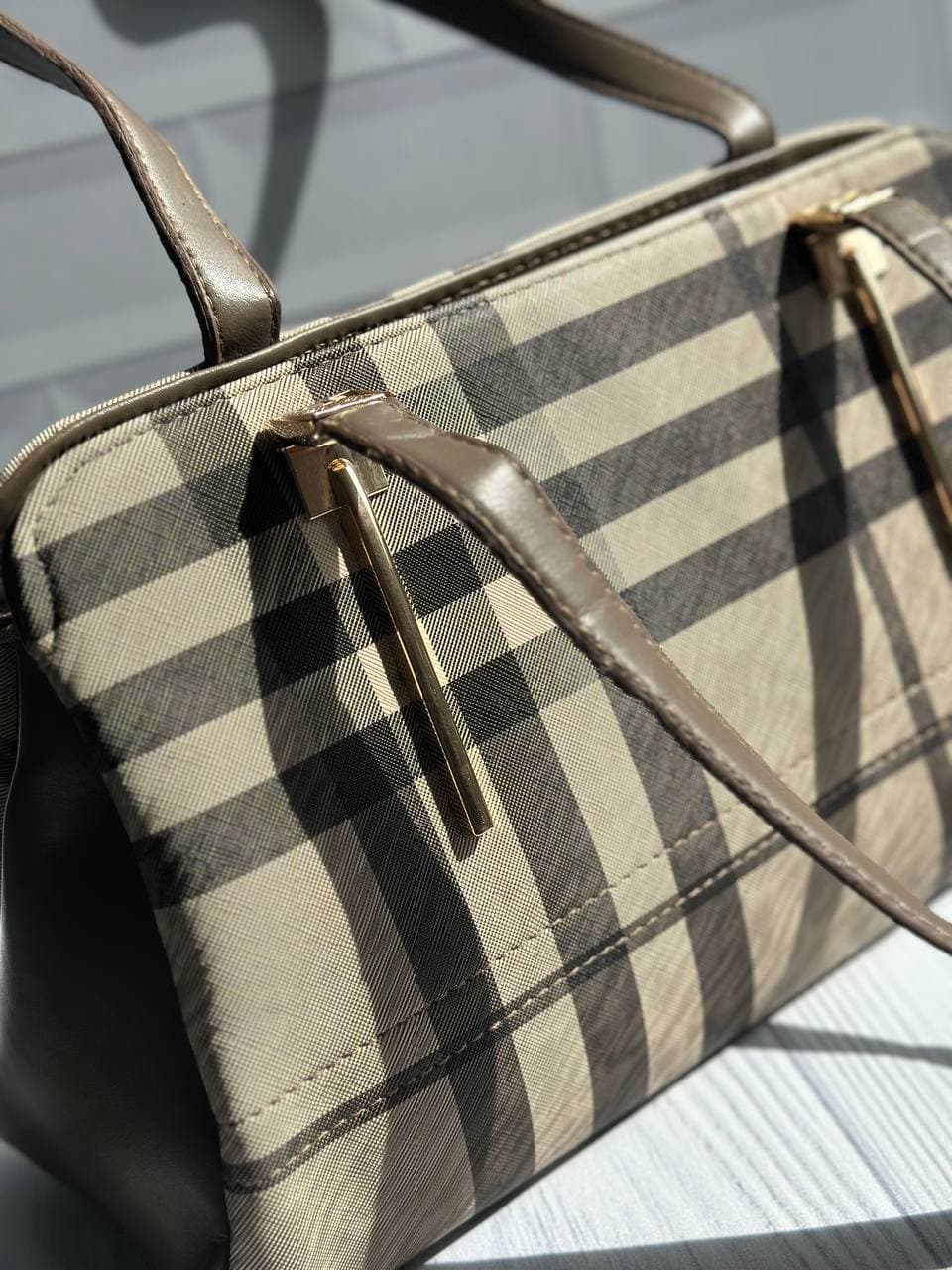 کیف دستی و دوشی زنانه طرح باربری (Burberry) چهارخانه با دستههای نسکافهای/قهوهای — تصویر ۴