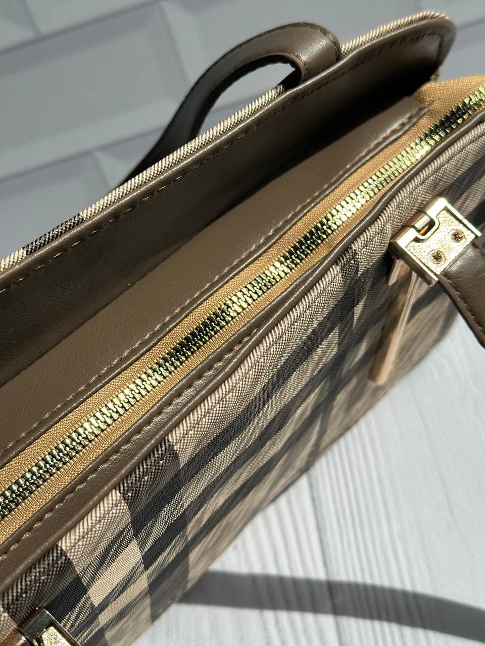 کیف دستی و دوشی زنانه طرح باربری (Burberry) چهارخانه با دستههای نسکافهای/قهوهای — تصویر ۶