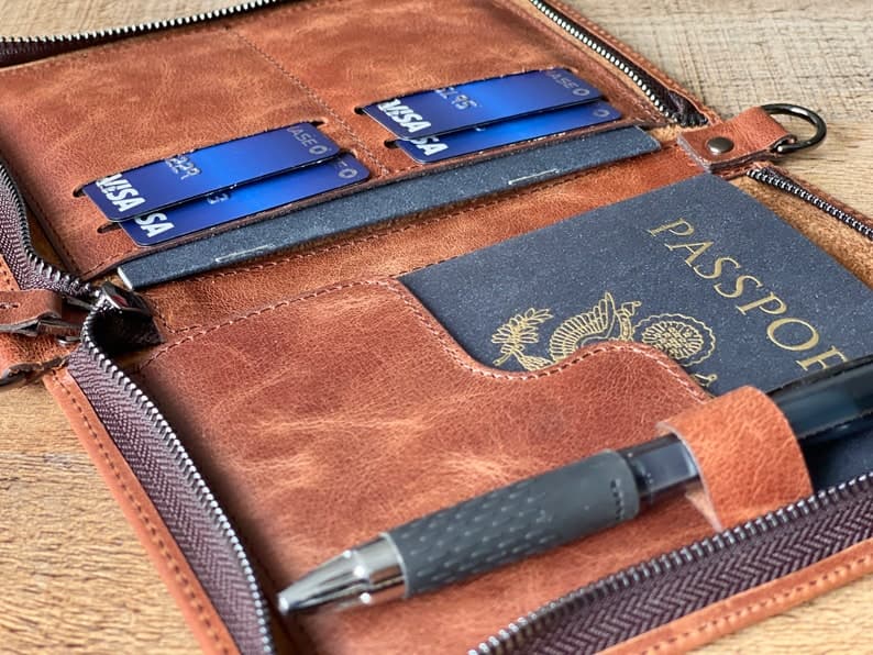 کیف پاسپورت چرم طبیعی مدل Passport Bag 23 | سیلوا چرم — تصویر ۴