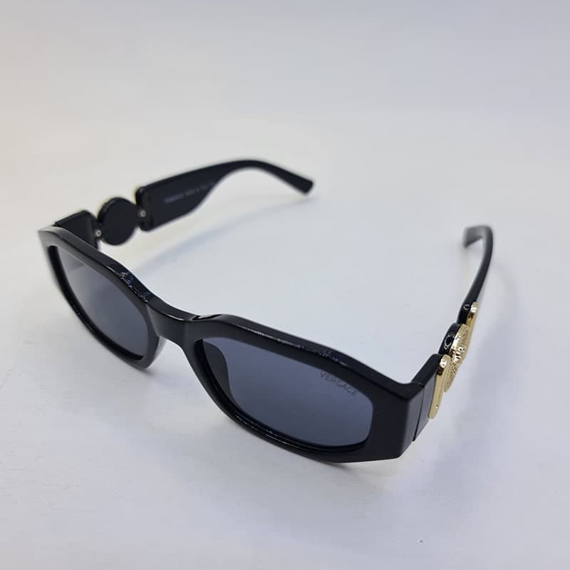 عینک آفتابی VERSACE با فریم مستطیلی و مشکی رنگ و لنز دودی مدل 21008 — تصویر ۳