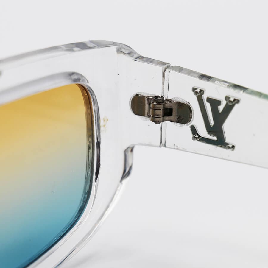 عینک آفتابی مستطیلی LV با فریم شفاف، دسته چند رنگ، پل نقره ای و لنز دو رنگ هایلایت مدل 8835 — تصویر ۴