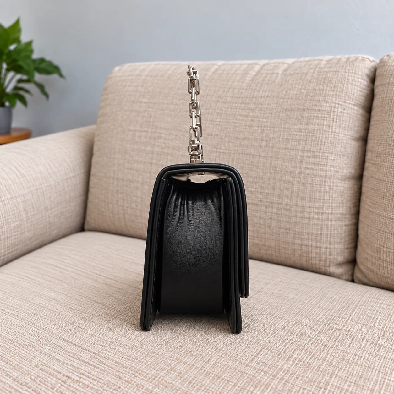 کیف دستی و دوشی زنانه فندی FENDI مشکی زنجیری — تصویر ۳