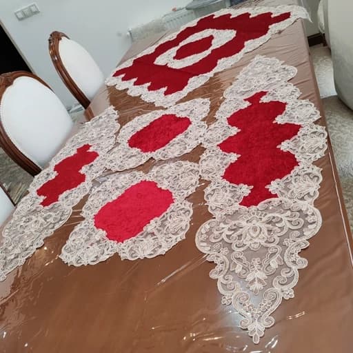 سرویس رومیزی مخمل دانتل ترک پنج تکه زرشکی طرح گل — تصویر ۵