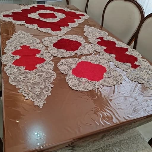 سرویس رومیزی مخمل دانتل ترک پنج تکه زرشکی طرح گل — تصویر ۳