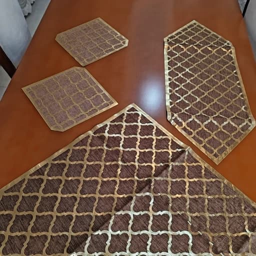 سرویس رومیزی مخمل چرم طلایی چهار تکه مربع دار — تصویر ۵