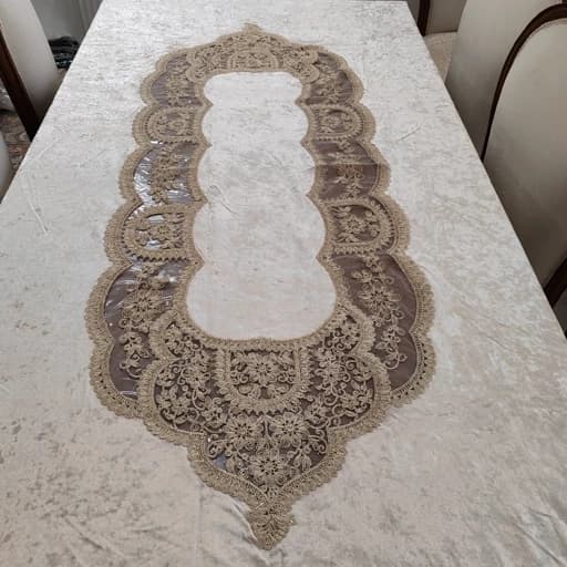 رومیزی غذاخوری مخمل دانتل ترکیه طرح ورساچه سایز 150*250 — تصویر ۲