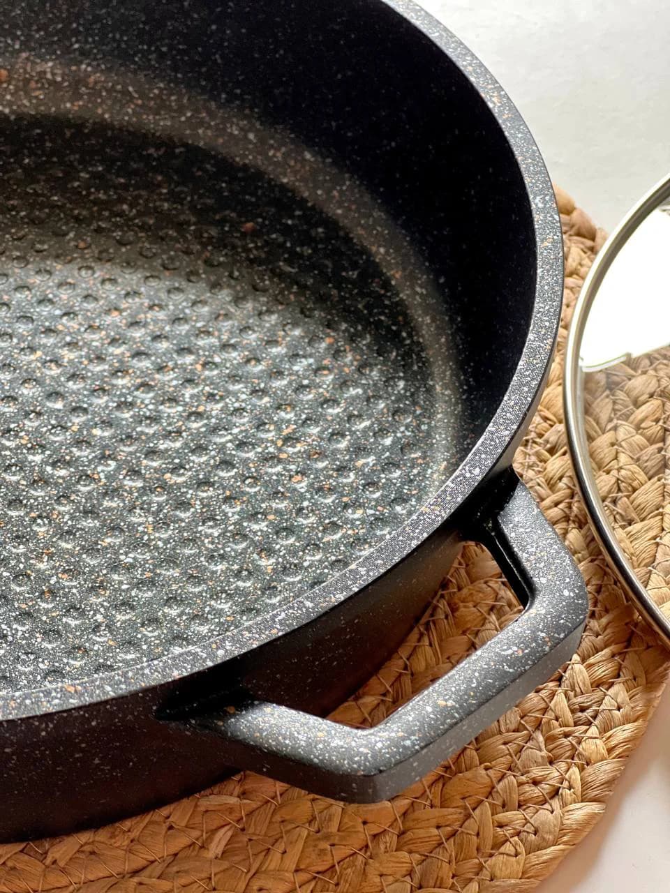 ماهیتابه گرانیتی کاندید- مدل کلاسیک دو دسته سایز 26 – دو رو مشکی — تصویر ۶