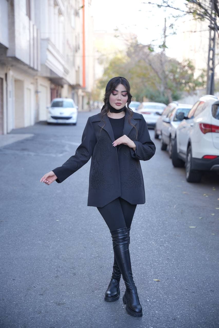 بارانی کوتاه مزونی مشکی طرح نیلای — تصویر ۲