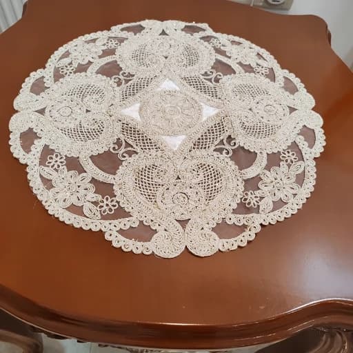 رومیزی گرد دانتل مخمل ترکیه سه تکه طرح آی تک — تصویر ۴