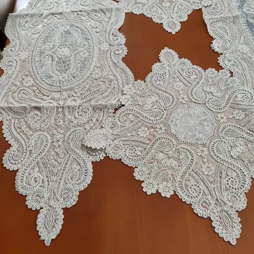 سرویس رومیزی پنج تکه دانتل مخمل طرح آنتیک — تصویر ۴
