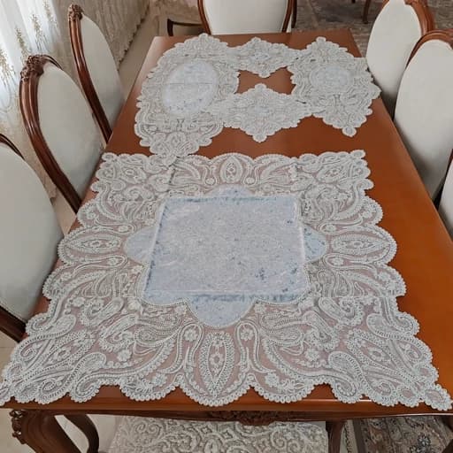 سرویس رومیزی پنج تکه دانتل مخمل طرح آنتیک — تصویر ۳