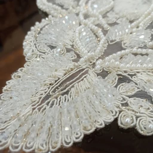 رومیزی مربع کریستال دوزی مخمل دانتل ترک گندمی — تصویر ۴