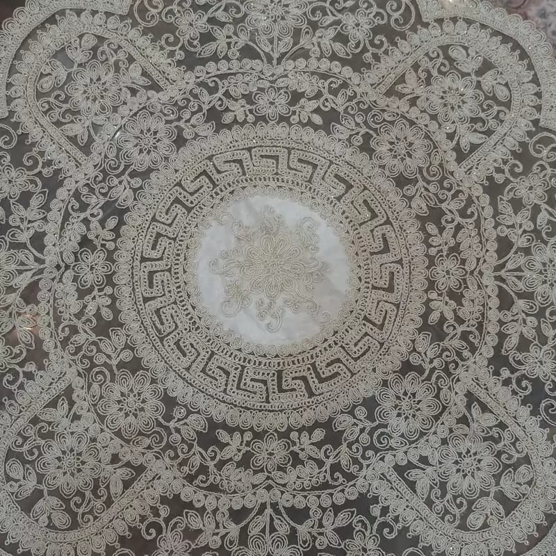 رومیزی گرد دانتل مخمل ورساچه جدید 75 سانت — تصویر ۵