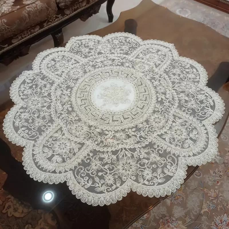 رومیزی گرد دانتل مخمل ورساچه جدید 75 سانت — تصویر ۲