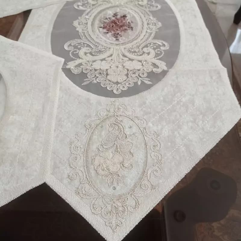 رومیزی مخمل دانتل جدید گلدوزی و چاپی سه تکه — تصویر ۲