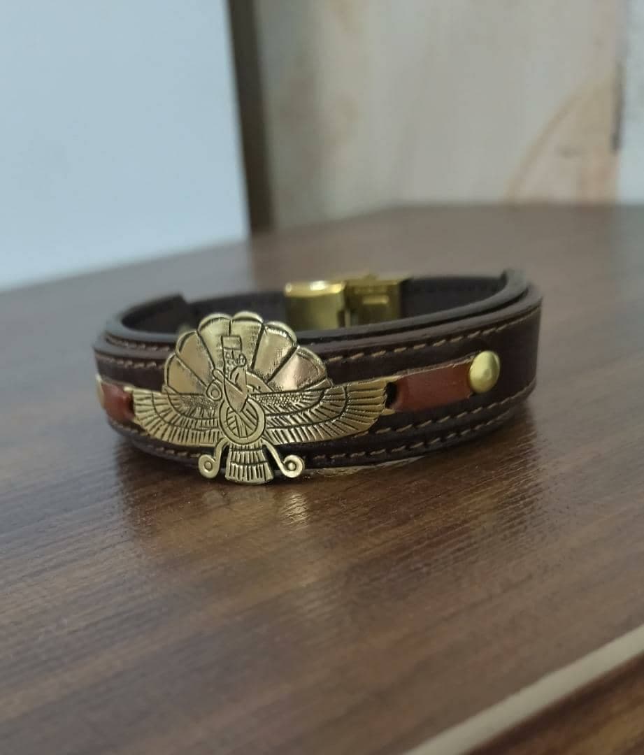 دستبند مردانه چرم و نقره طرح فروهر کد 101677 — تصویر ۴