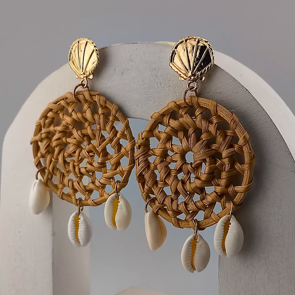 گوشواره دخترانه ساحلی حصیری صدف آویز دار