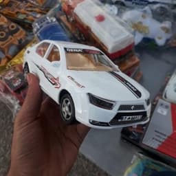ماشین اسباب بازی دنا پلاس توربو (قدرتی) با درب جلو بازشو سفید — تصویر ۴