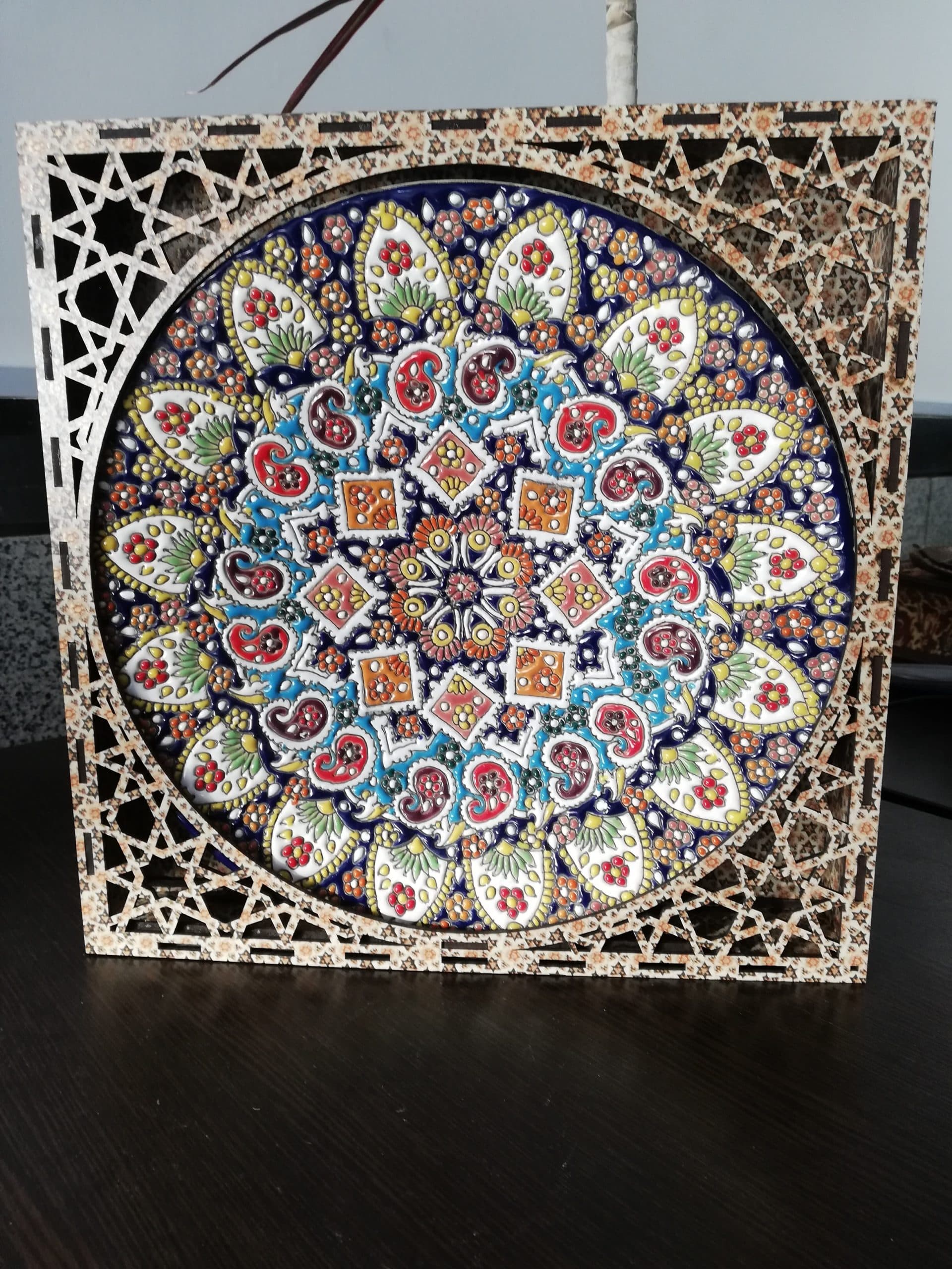 بشقاب میناکاری سفالی سی سانتی کد 10989 — تصویر ۳