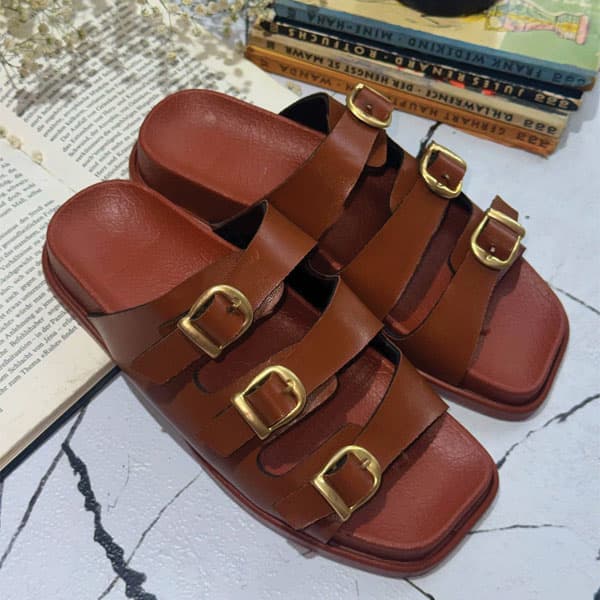 اسلیپر طبی 3سگک چرم زنانه — تصویر ۲