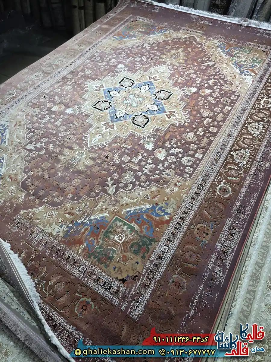 فرش سنتی کلاسیک 1200 شانه طرح هریس رنگ سوسنی قهوه ای گل برجسته کاشان — تصویر ۲