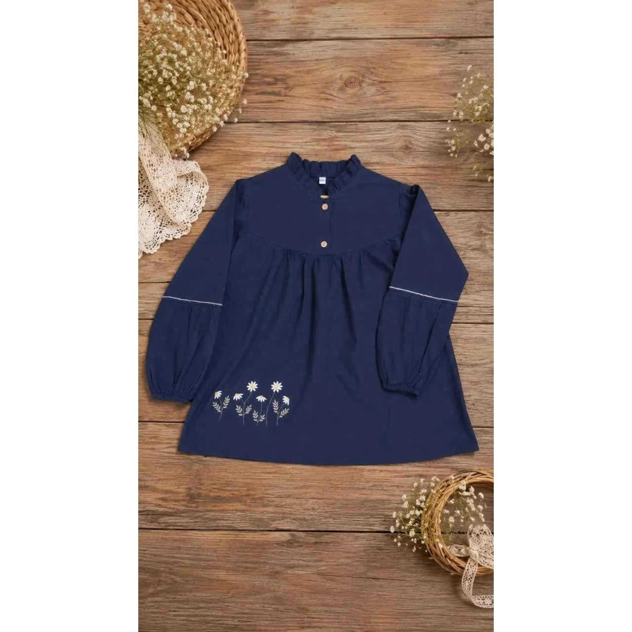 شومیز لینن نخ گلدوزی طرح بابونه رنگ سرمه ای سایز 60 و 65 — تصویر ۶