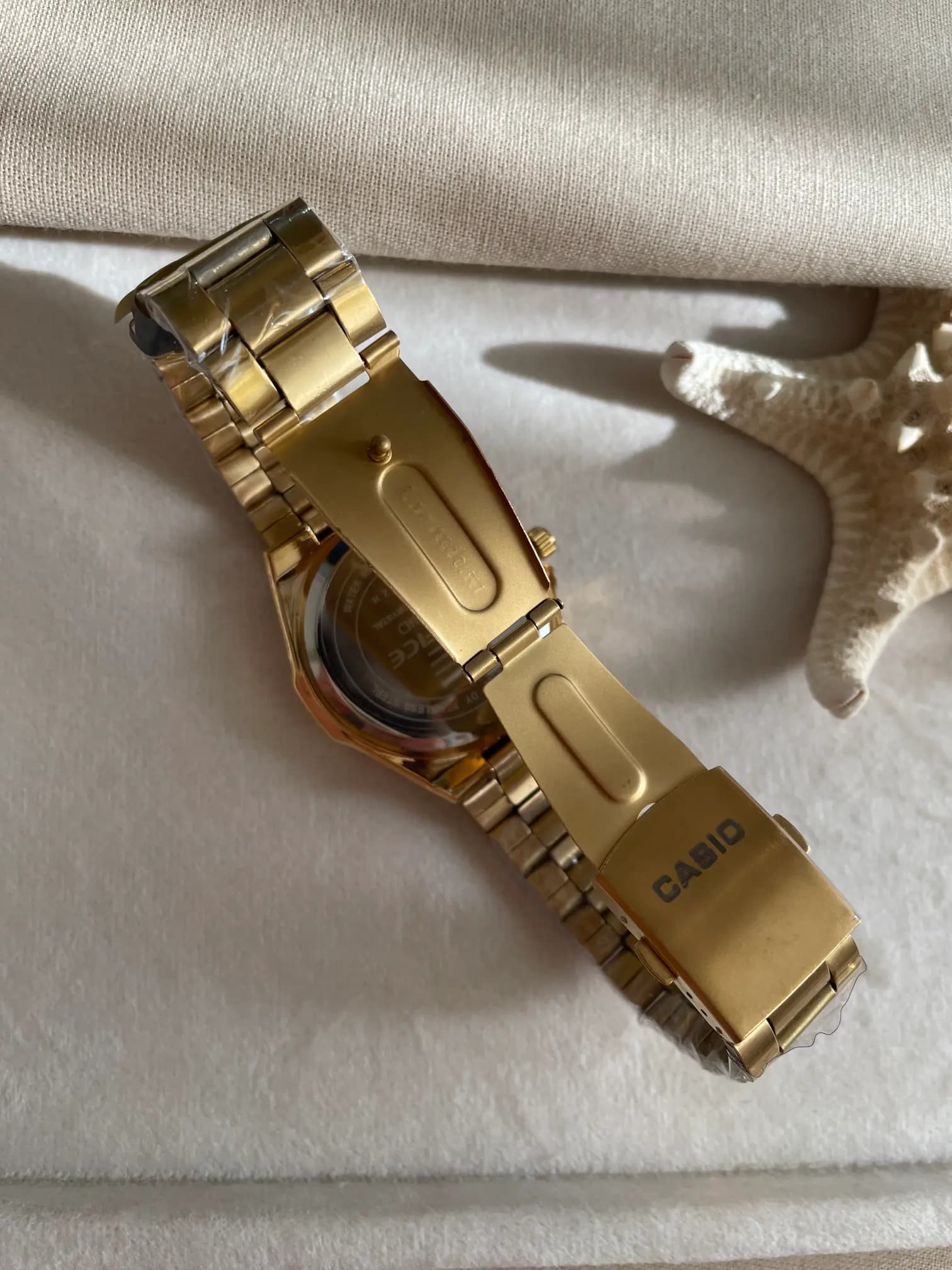 ساعت مچی مردانه Casio Edifice طلایی با صفحه سیلور — تصویر ۵