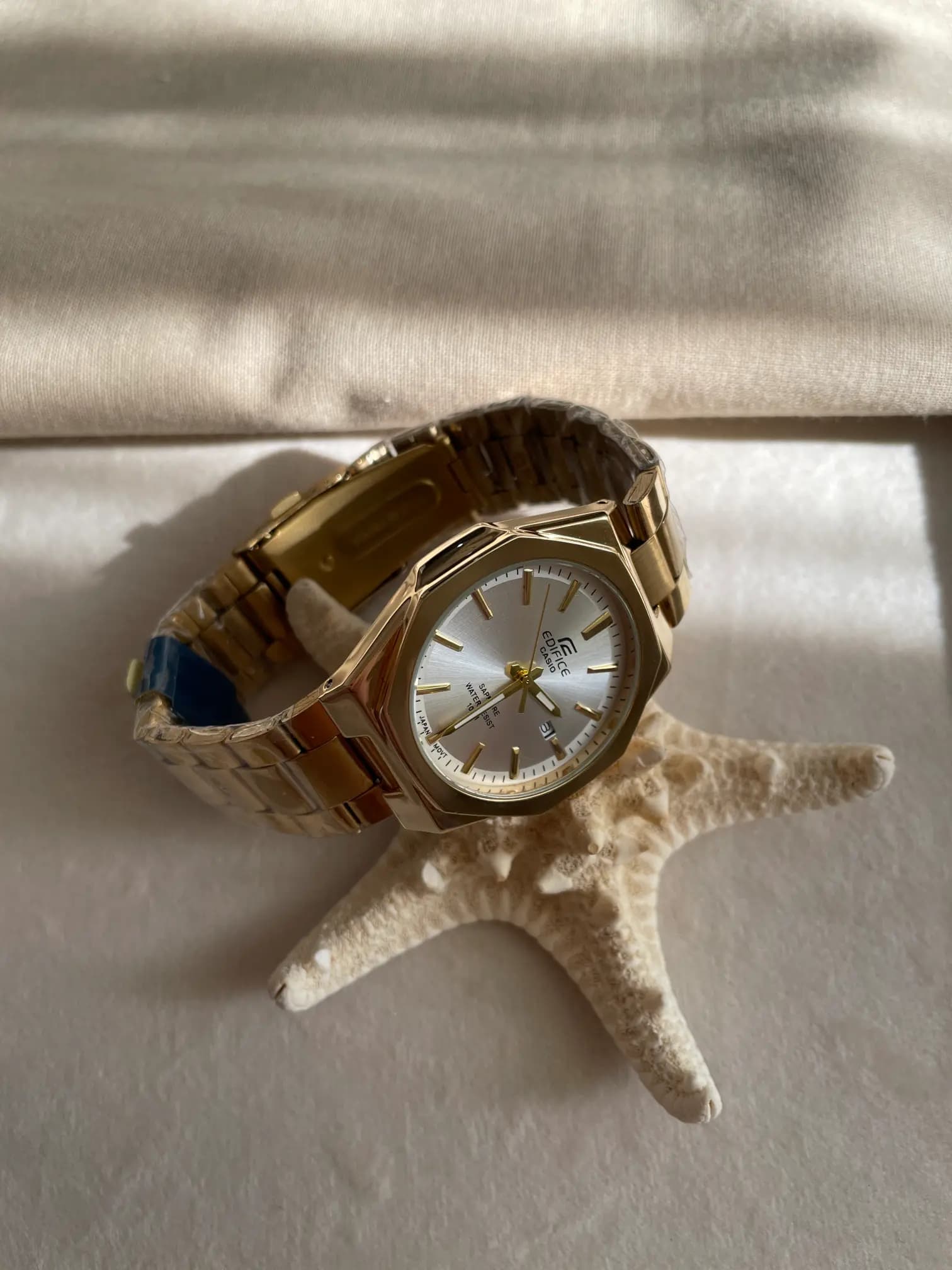 ساعت مچی مردانه Casio Edifice طلایی با صفحه سیلور — تصویر ۴
