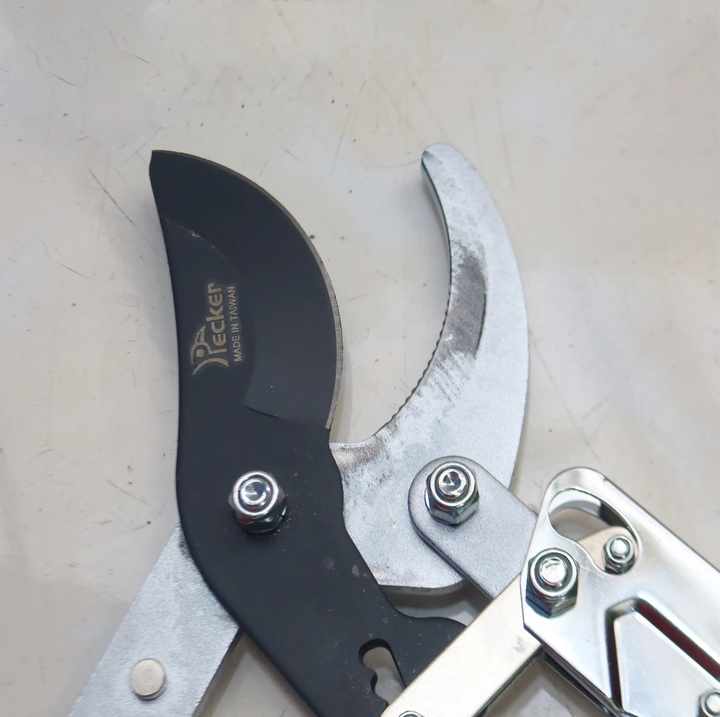 قیچی شاخه زن پکر مدل تلسکوپی کد YP-PC311QH سایز 70 سانتی متر — تصویر ۴