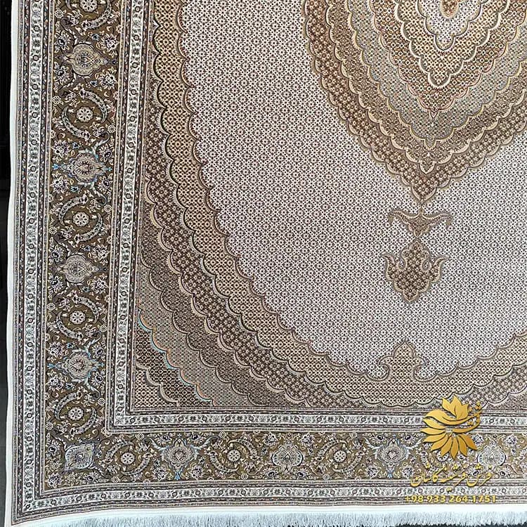 فرش ریز ماهی کرم 1500 شانه ابریشمی دستباف گونه — تصویر ۲