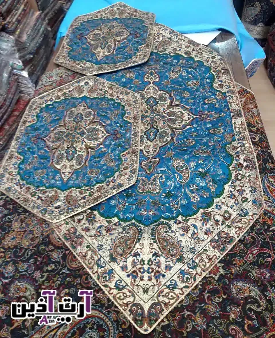 ترمه رومیزی سه تکه یزد رنگ آبی درباری طرح شاه عباسی کد: 1654 — تصویر ۳