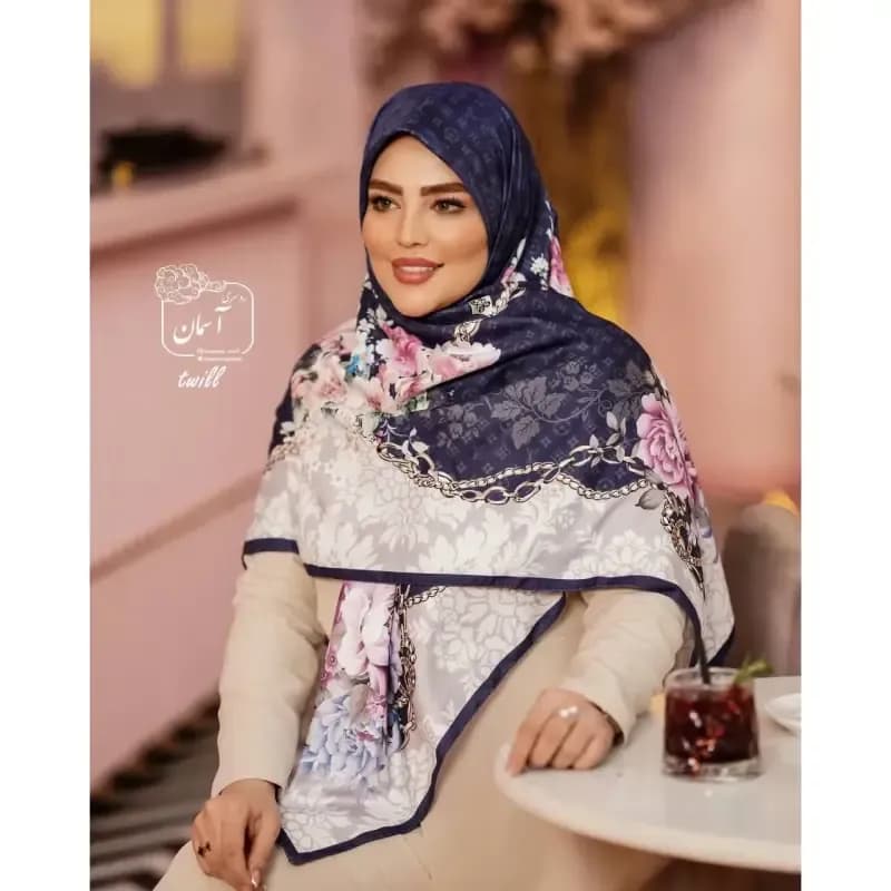 روسری مجلسی ساتن ابریشم طرح ساناز قواره 140 سانتیمتر دور دوخت — تصویر ۲