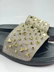 صندل اسلیپر کریستیان لوبوتین christian louboutin چرم لمه طلایی میخ دار میخ نامنظم — تصویر ۵