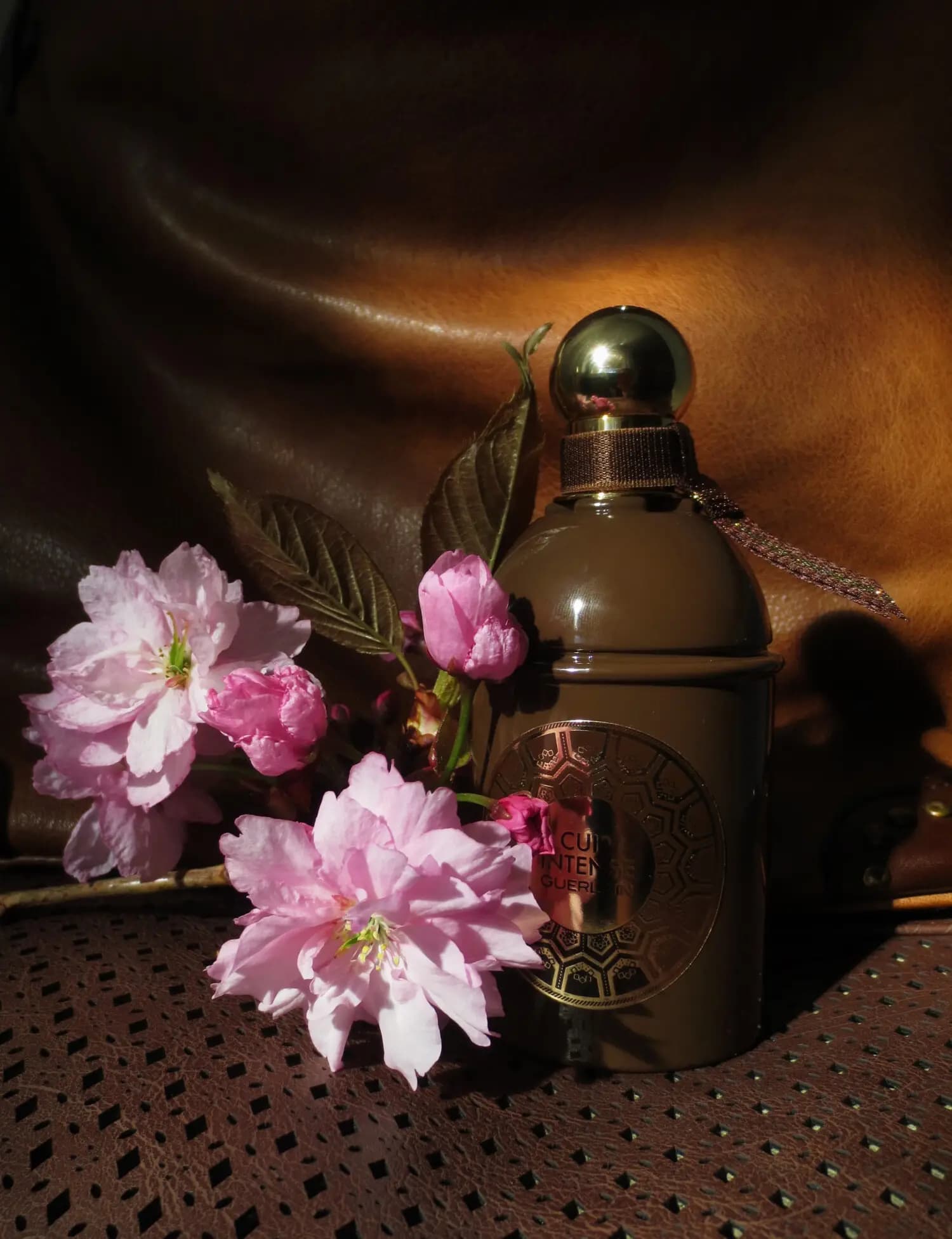 عطر ادکلن گرلن کویر اینتنس اصل | Guerlain Les Absolus d Orient Cuir Intense — تصویر ۶
