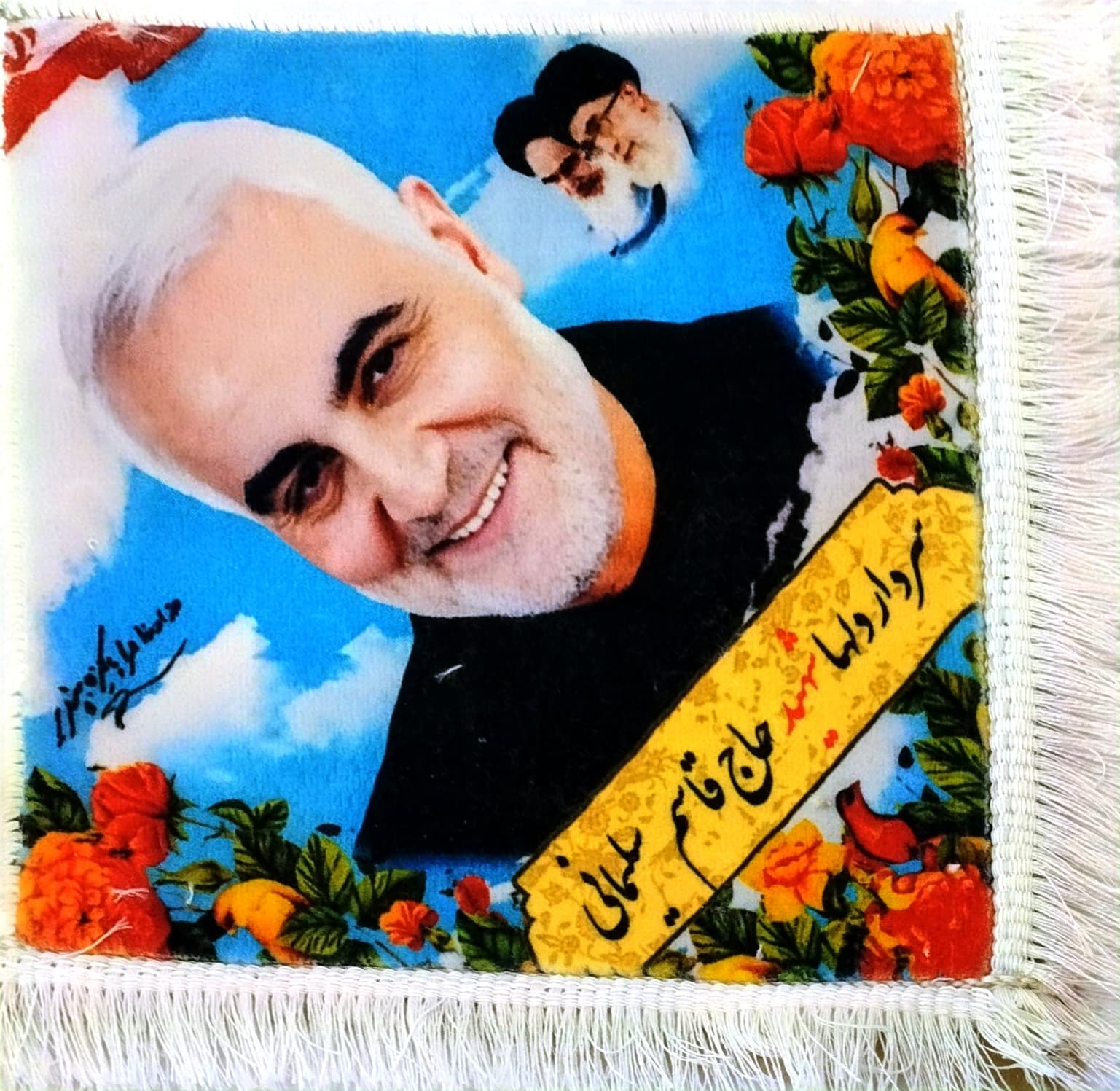 تابلو فرش تصویر سردار دلها شهید حاج قاسم سلیمانی و امام و رهبری 30در30 کد 103313 — تصویر ۲