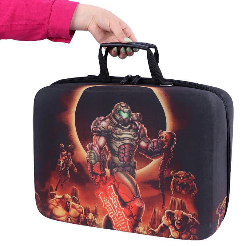 کیف کنسول بازی PS5 Slim طرح DOOM Eternal + نگهدارنده هدست — تصویر ۵